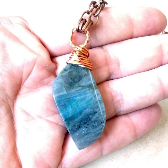 Minimalist Wire Wrapped Labradorite with Noticeable Blue Flash. 22" Copper Chain - Picture 5 of 8